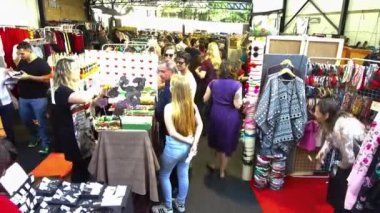 Sanat sergisinde Halkın Faaliyetleri - Sağdan Sola Çevirme