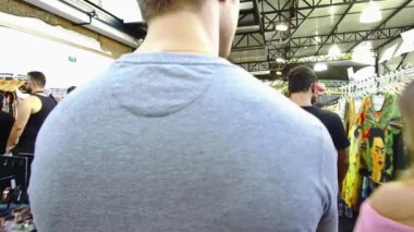 Bir sürü insanla aksesuar ve havalı kıyafetler al.