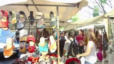 Çift sandalet standının yanında yürüyor. 