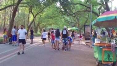 Gıda standının önünde duran aile - Elle tutulur