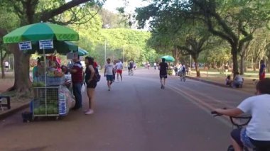 Müşteriler Hindistancevizi İçecekleri Alıyor - Yavaş Hareket.