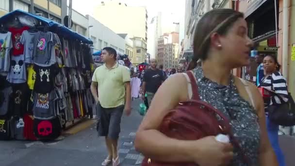 流动小贩向行人提供流动电话 — 图库视频影像