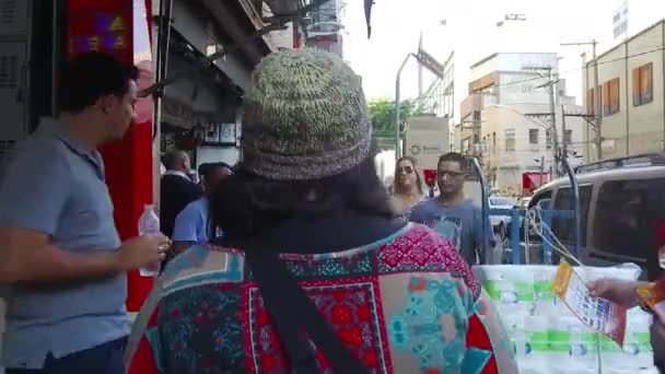 Les Gens Qui Magasinent Sur Marché Local — Video