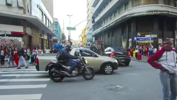 Orang Orang Dengan Jaket Merah Putih Berdiri Samping Crossroad Mano — Vídeos de Stock