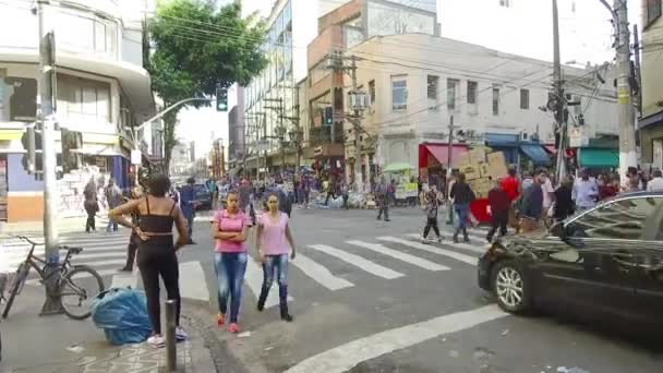 人行横道上的活动 泛右至左 — 图库视频影像