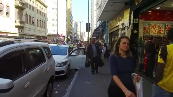 Peatones Taxis Blancos Tiendas Carretera Adelante — Vídeo de stock