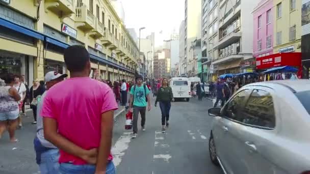 Die Menschenmenge Die Durch Das Einkaufsviertel Straßenrand Läuft — Stockvideo