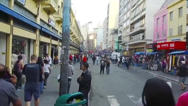 Multidão Pessoas Andando Área Comercial Lado Estrada — Vídeo de Stock