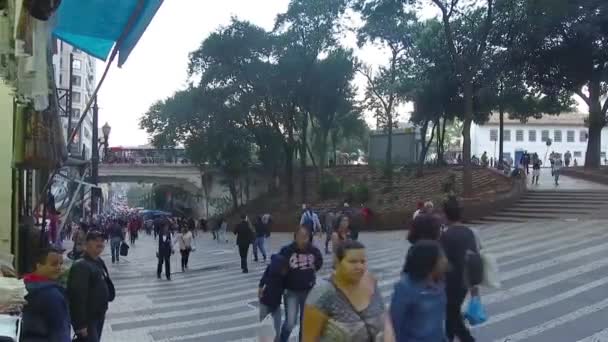 Kerumunan Pejalan Kaki Daerah Perbelanjaan Dekat Jalan Raya — Stok Video