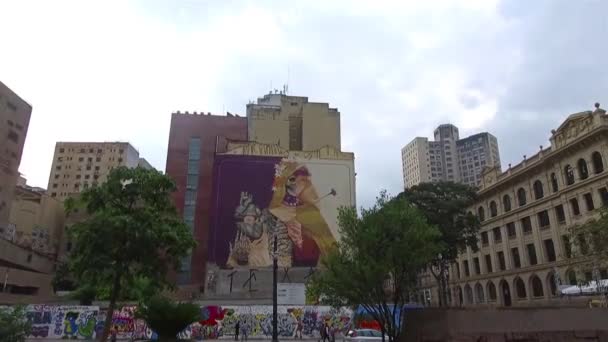 Graffiti Schilderen Van Vrouwen Grote Schedels Het Gebouw — Stockvideo