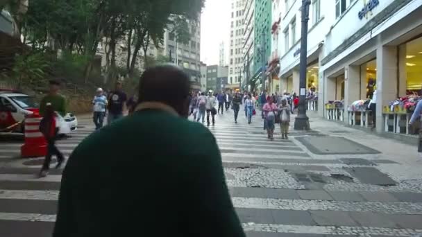 身穿绿衬衫的爷爷正走在购物区 — 图库视频影像