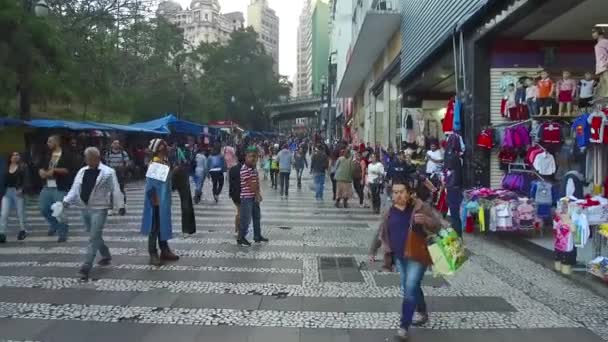 商店街の前を人が歩いている 下に移動 — ストック動画