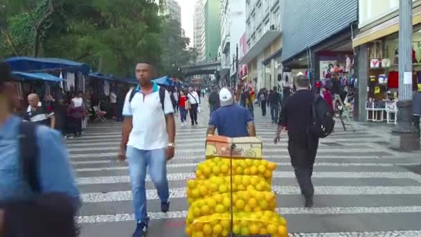 Mężczyzna Niebieskiej Koszuli Ciągnący Koszyk Pełen Pomarańczy Przodu — Wideo stockowe