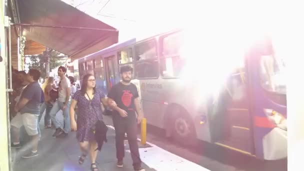 Grupo Pessoas Estão Andando Parada Ônibus — Vídeo de Stock