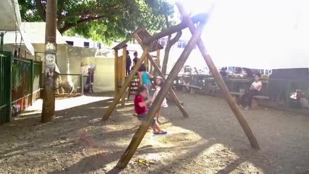 Enfants Jouant Avec Balançoire Main Tenue — Video
