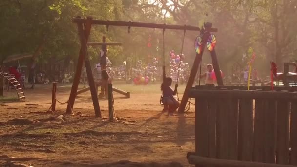 Crianças Brincando Balanço Balões Parque — Vídeo de Stock