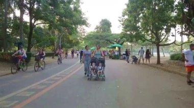 2 bebek arabasını ileri iten kadın.