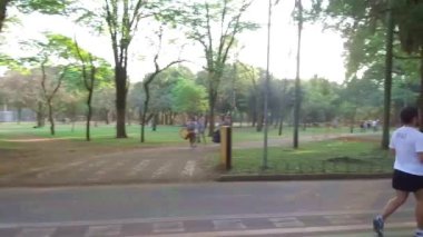 Anne çocuğunu taşıyor - Dolly Soldan Sağa.