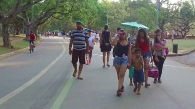  Birlikte Yürüyen Kadınlar ve Çocuklar - Yavaş Hareket