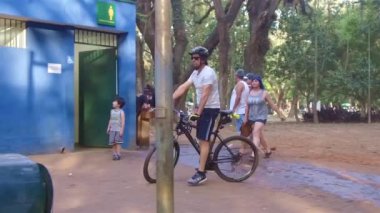 Beyaz Gömlekli Adam Bisiklet Çalıyor - Yavaş Hareket