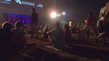Romantik çift, gece müzik konseri izlerken yan yana oturuyorlar. 