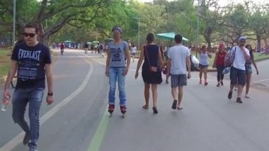  Gri Gömlekli Kadın Paten Oynuyor - Yavaş Hareket