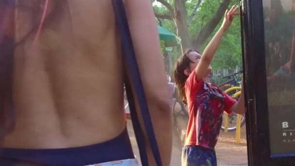 Mädchen Spielen Mit Wasserspray Zusammen Mit Glück Zeitlupe — Stockvideo