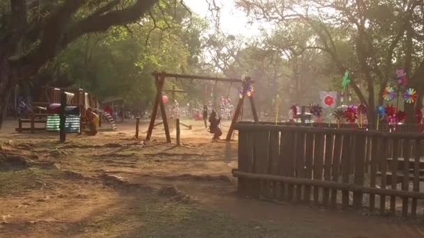 Niño Está Jugando Swing Parque — Vídeo de stock