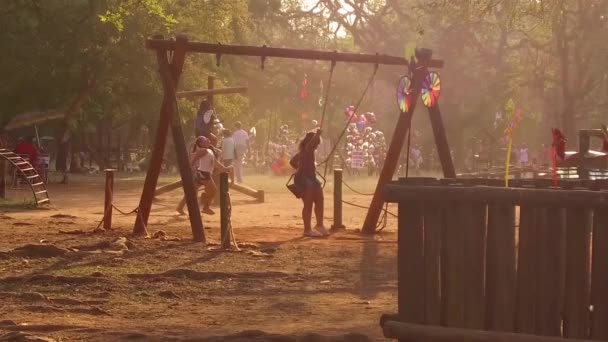Criança Está Jogando Balanço Parque Sozinho — Vídeo de Stock