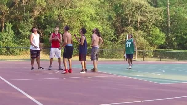 Groupe Jeunes Qui Jouent Basket Ball Ensemble Ralenti — Video