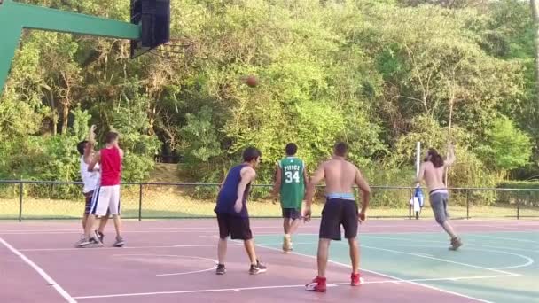 Grupa Tineri Care Joacă Baschet Împreună Parc — Videoclip de stoc