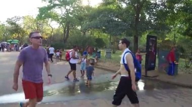 Çocuklar Çamurla Oynuyor - El Tutuşu