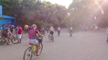 İnsanlar parkta Bisiklete binme