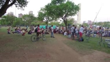 Müzik Konserleri İzlerken Çitlere Yaslanan İnsanlar - İleri