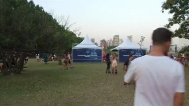 Çiftler birlikte sahaya yürüyorlar.