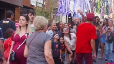  Sao Paulo 'da düzenlenen bir Japon festivalinde Aile Birlikte Fotoğraf Çekiyor