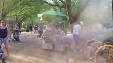 Su püskürtme ve yiyecek standı - Yavaş Hareket.