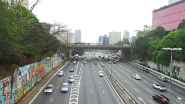 Sao Paulo 'da Birçok Aracı Olan Otoyol ve Köprülerin Görünümü - Yavaş Hareket.
