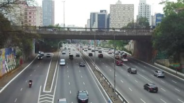 Sao Paulo 'da Birçok Aracı Olan Otoyol ve Köprülerin Görünümü - Yavaş Hareket.