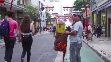 İnsanlar Sao Paulo 'da sokakta yürüyor.