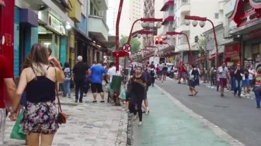 İnsanlar Sao Paulo 'da sokakta yürüyor.