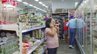 İnsanlar Modern Marketten Alışveriş Yapıyor - Yavaş Hareket.