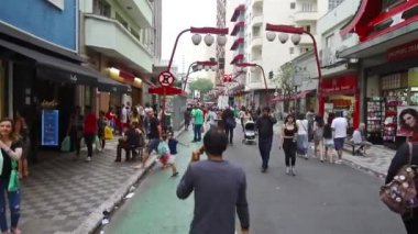 Sao Paulo 'da Küçük Yollar Büyük Binalar Arasında Çok sayıda yayanın Elle Tutulduğu.