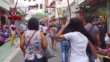 Turistler Sao Paulo 'da küçük bir sokakta Trafik Işığı Altında Yürüyorlar - Yavaş Hareket