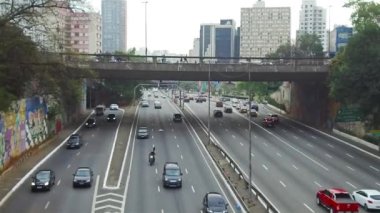 Sao Paulo 'da Birçok Aracı Olan Otoyol ve Köprülerin Görünümü - Yavaş Hareket.
