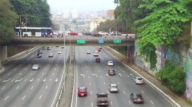 Sao Paulo 'da Birçok Aracı Olan Otoyol ve Köprülerin Görünümü - Yavaş Hareket.