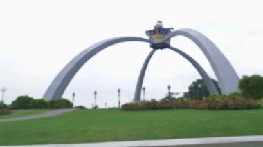 Güzel Taç Heykeli ve Çiçek ve Ağaçlarla dolu Yeşil Bahçe