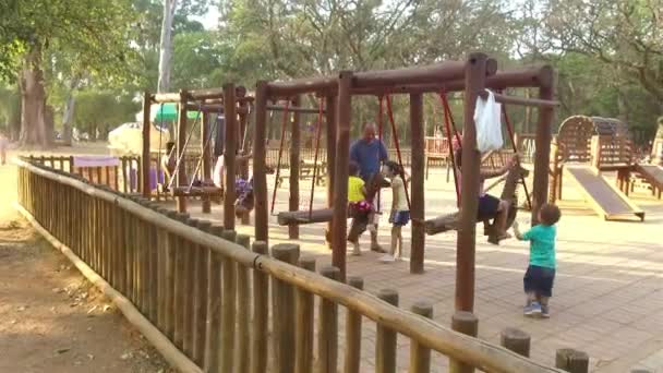 Crianças Brincando Cavalo Balançando Juntos Corvertido Estático — Vídeo de Stock