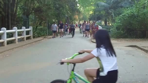 Menina Camisa Branca Ciclismo Com Bicicleta Verde Movimento Lento — Vídeo de Stock