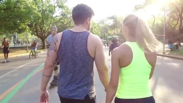 Pareja Están Caminando Juntos Parque — Vídeos de Stock